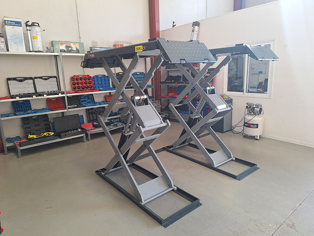 Sollevatore a forbice Everforce EVF3.5 Sblocco di sicurezza pneumatico. 3850€ compreso iva e spedizione