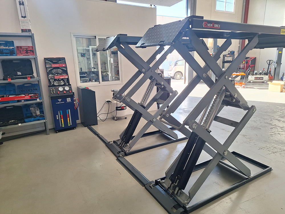 Sollevatore a forbice Everforce EVF3.5 Sblocco di sicurezza pneumatico. 3850€ compreso iva e spedizione