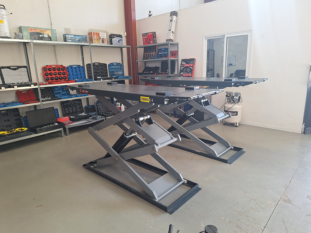 Sollevatore a forbice Everforce EVF3.5 Sblocco di sicurezza pneumatico. 3850€ compreso iva e spedizione