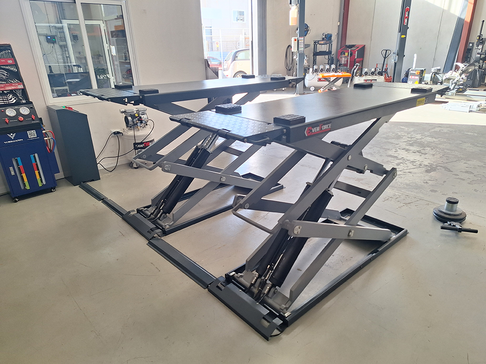 Sollevatore a forbice Everforce EVF3.5 Sblocco di sicurezza pneumatico. 3850€ compreso iva e spedizione