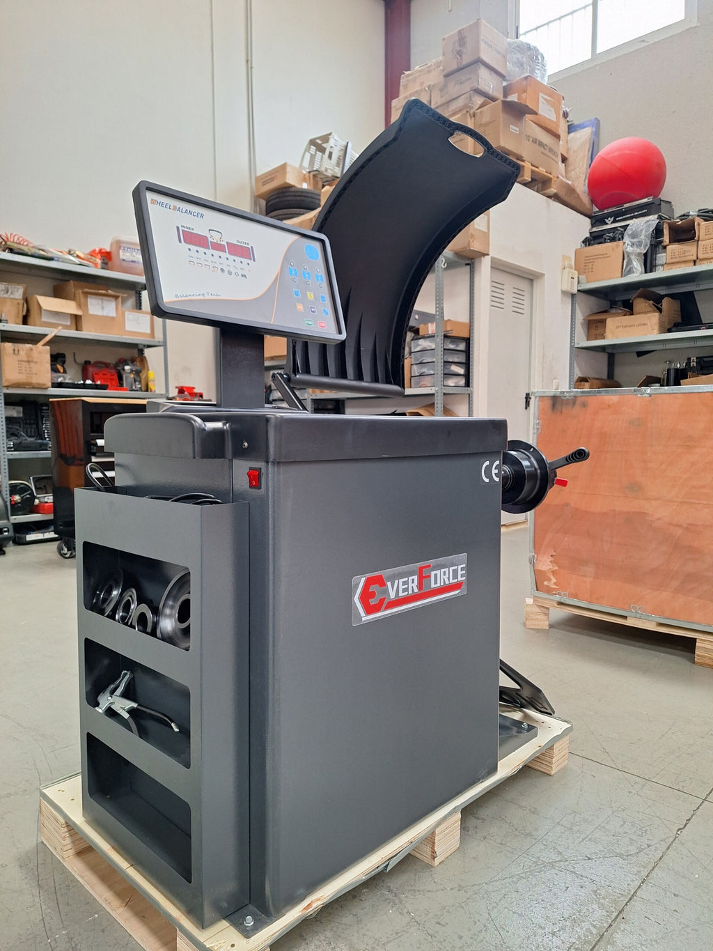 Equilibratrice automatica per pneumatici