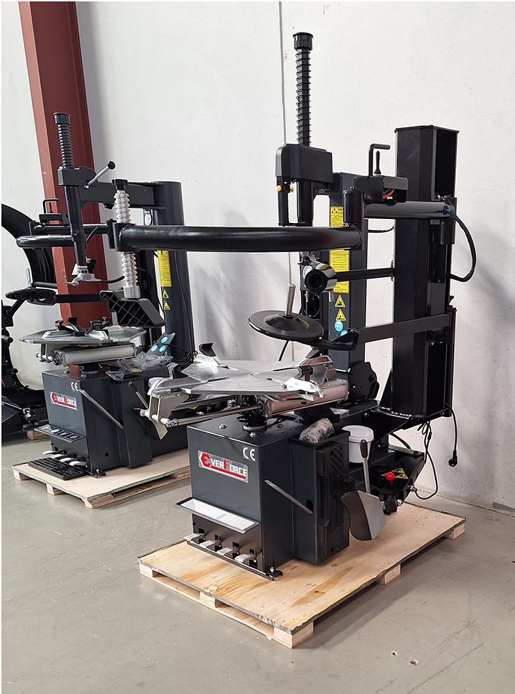 Smontagomme Automatico Professionale con Triplo Braccio di Supporto