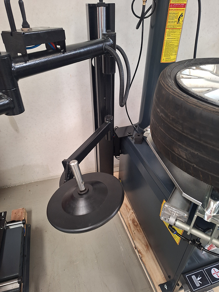 Smontagomme Semiautomatico con Braccio di Assistenza e Supporto Doppio