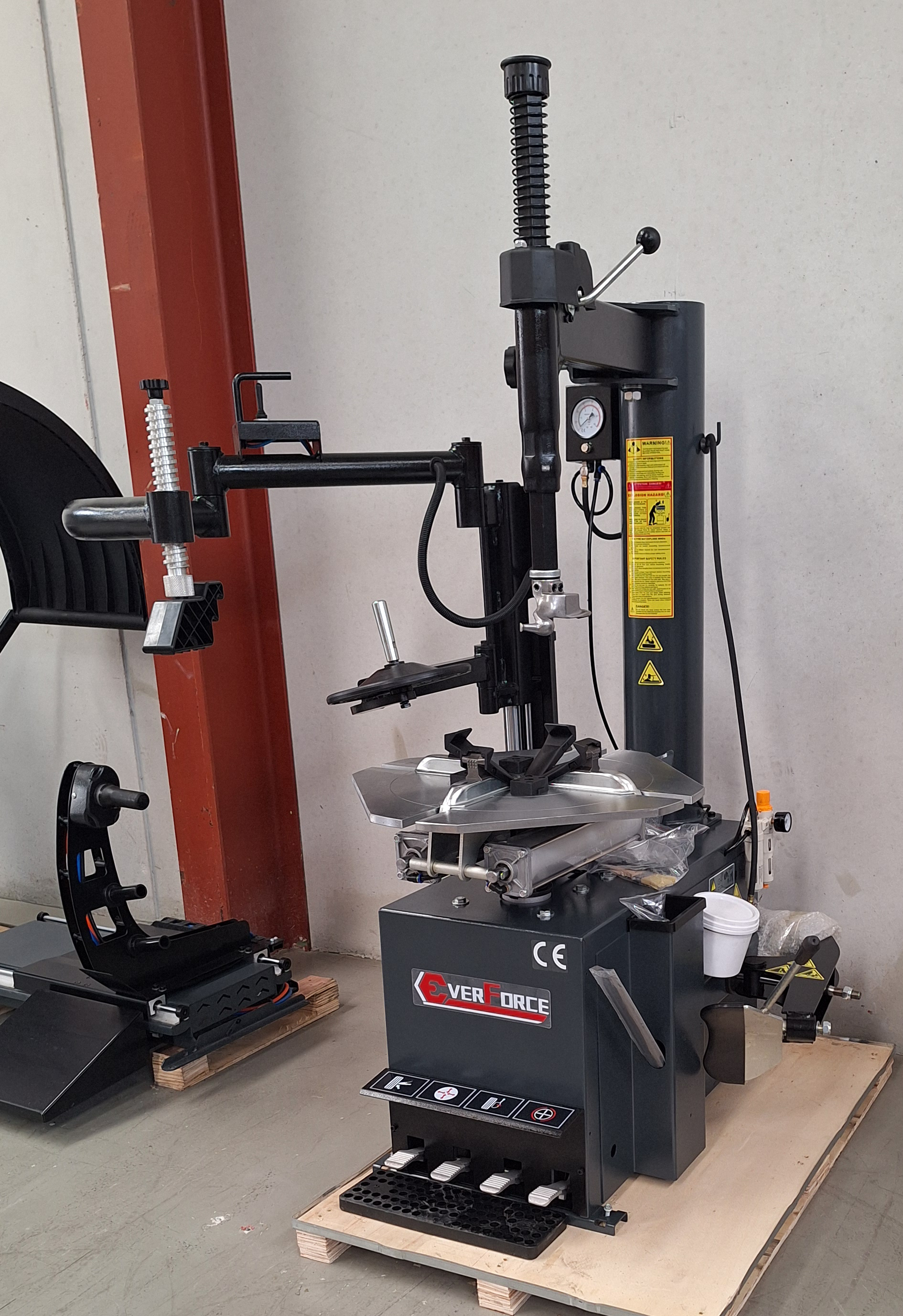 Smontagomme Semiautomatico con Braccio di Assistenza e Supporto Doppio