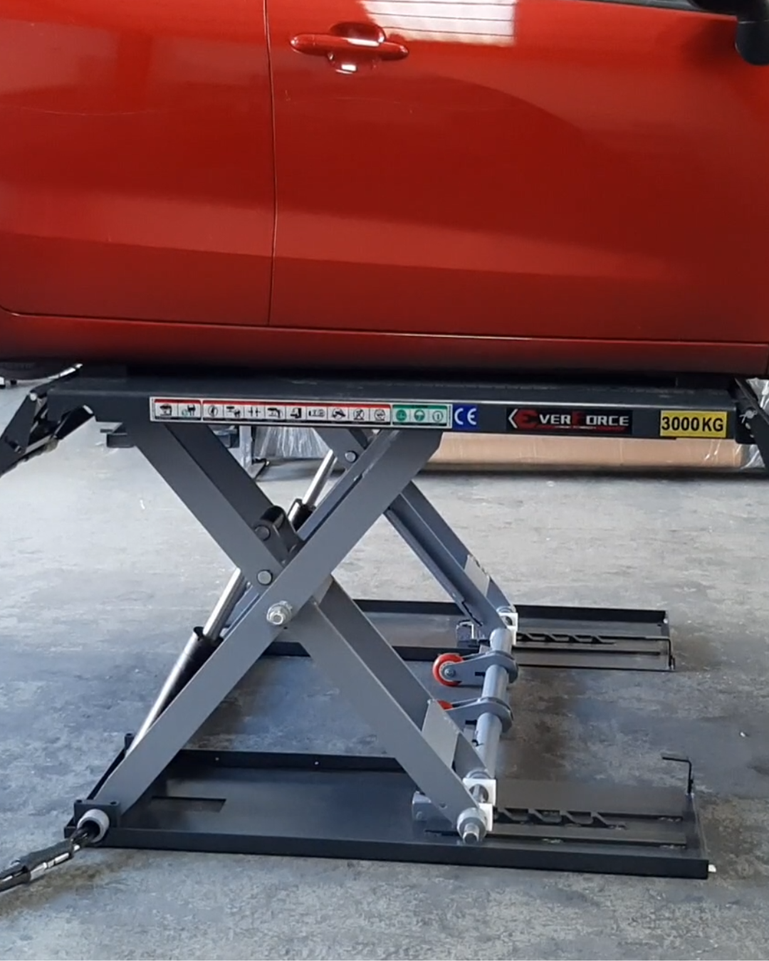 Sollevatore a forbice elettroidraulico, portata 3000 kg. 2290€ compreso iva e spedizioni